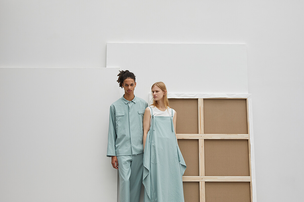 再生輕感 襯衫領長袖外套NT:21,200/再生輕感 直筒褲NT:14,600 /再生輕感 吊帶無袖洋裝NT:19,600