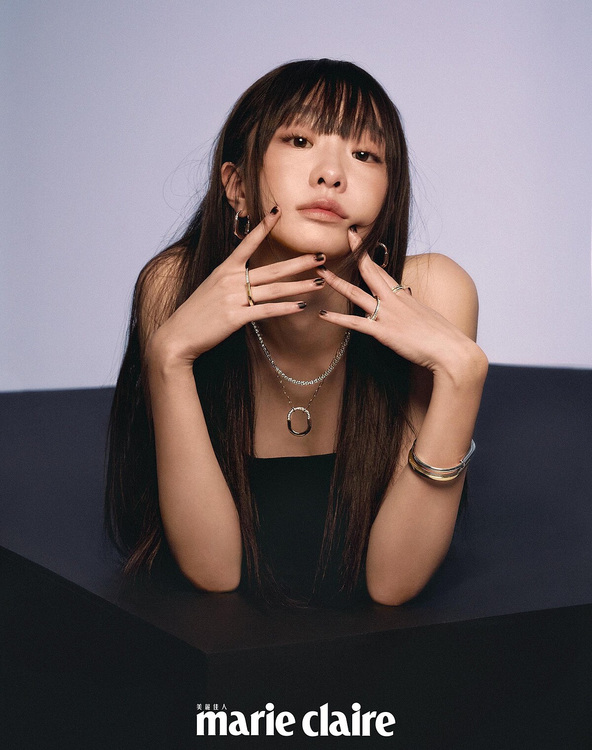 18K玫瑰金鑲嵌鑽石 Tiffany Lock 系列耳環及項鍊、18K鑲嵌鑽石項鍊、(右手)18K玫瑰金與白金鑲鑽Tiffany Lock 系列指間戒、(左手)18K金鑲鑽 Tiffany Lock 系列戒指與手鐲,all by Tiffany & Co.。 黑色平口禮服,LEE y. LEE y。