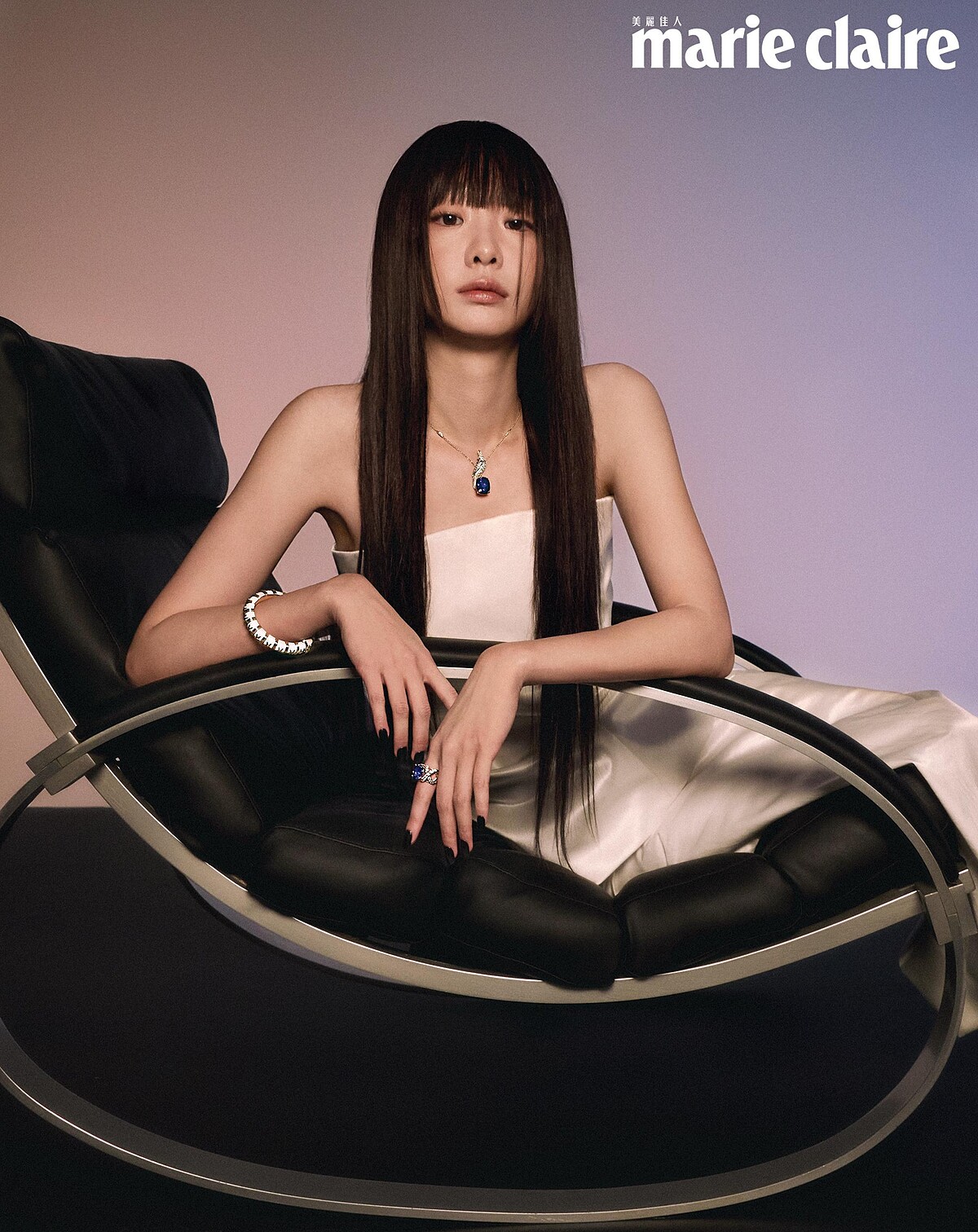 18K金鑲嵌鑽石與藍寶石Bird on a Rock(石上鳥)項鍊、18K黃金與白色搪瓷手鐲、18K黃金與鉑金鑲嵌鑽石與藍寶石戒指,all by Jean Schlumberger by Tiffany & Co.。 白色平口上衣、白色長裙,both by Sportmax。