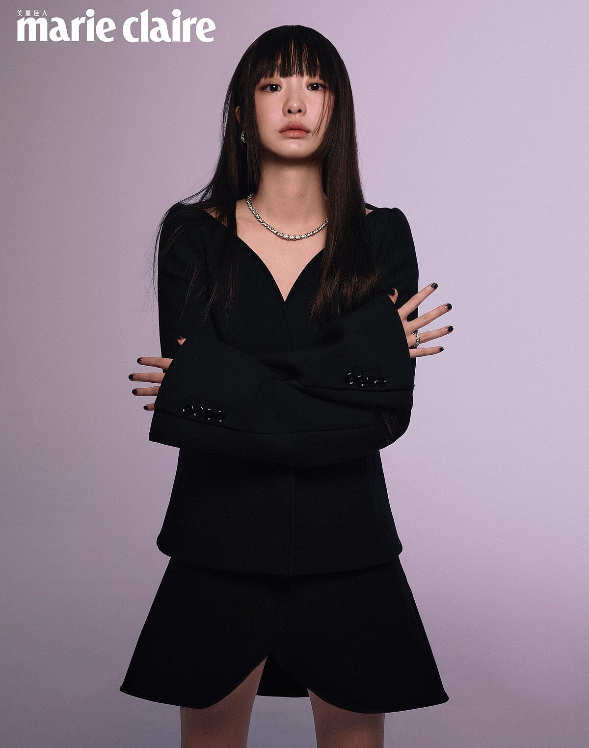 18K黃金與鉑金鑲鑽圈形耳環、項鍊及戒指,all by Jean Schlumberger by Tiffany & Co.。 黑色外套、黑色裙子,both by Courreges。