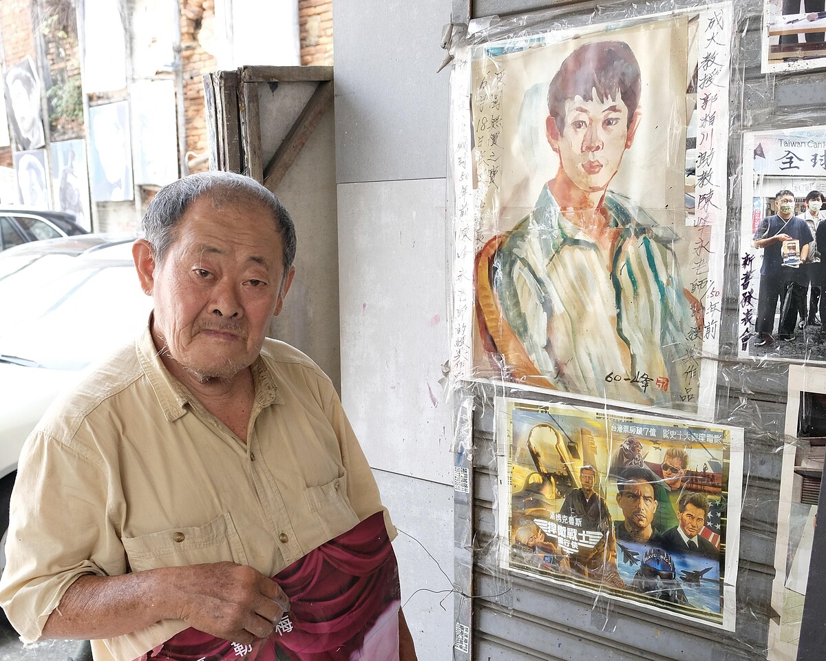 恩師陳峰永曾為18歲的顏振發繪製一幅人像畫，對顏振發來說猶如珍寶（陳奕君攝、台北電影節提供）