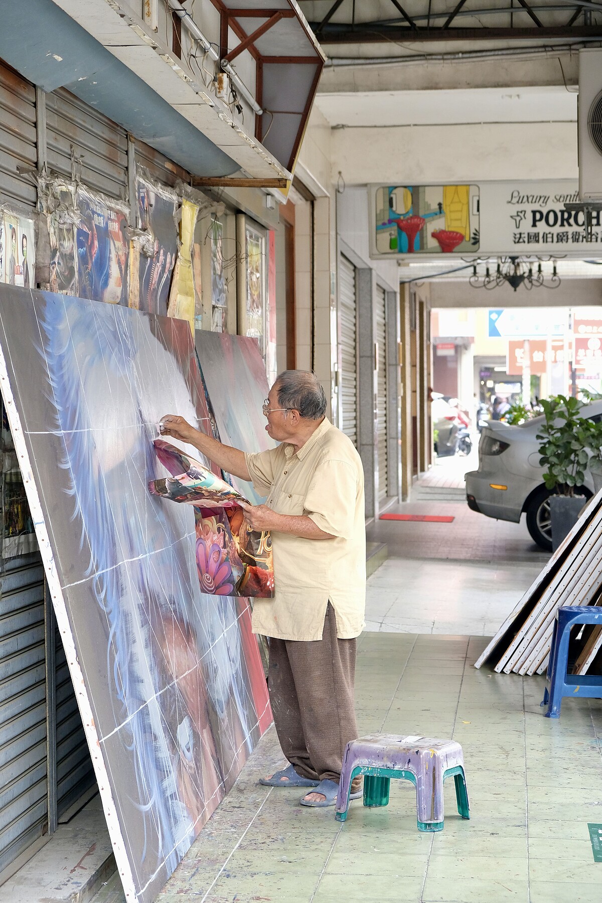 顏振發師傅日復一日繪製電影看板（陳奕君攝、台北電影節提供）