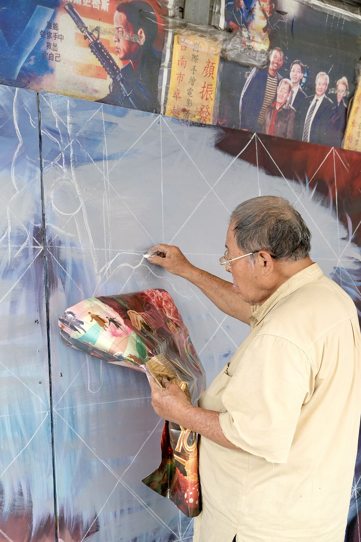 顏振發利用格放法，將電影海報上的細節放大到看板上。（陳奕君攝、台北電影節提供）