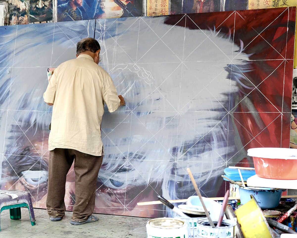 電影看板是由六拼板拼成，顏振發必須有精湛的功力才能掌握比例的大小（陳奕君攝、台北電影節提供）