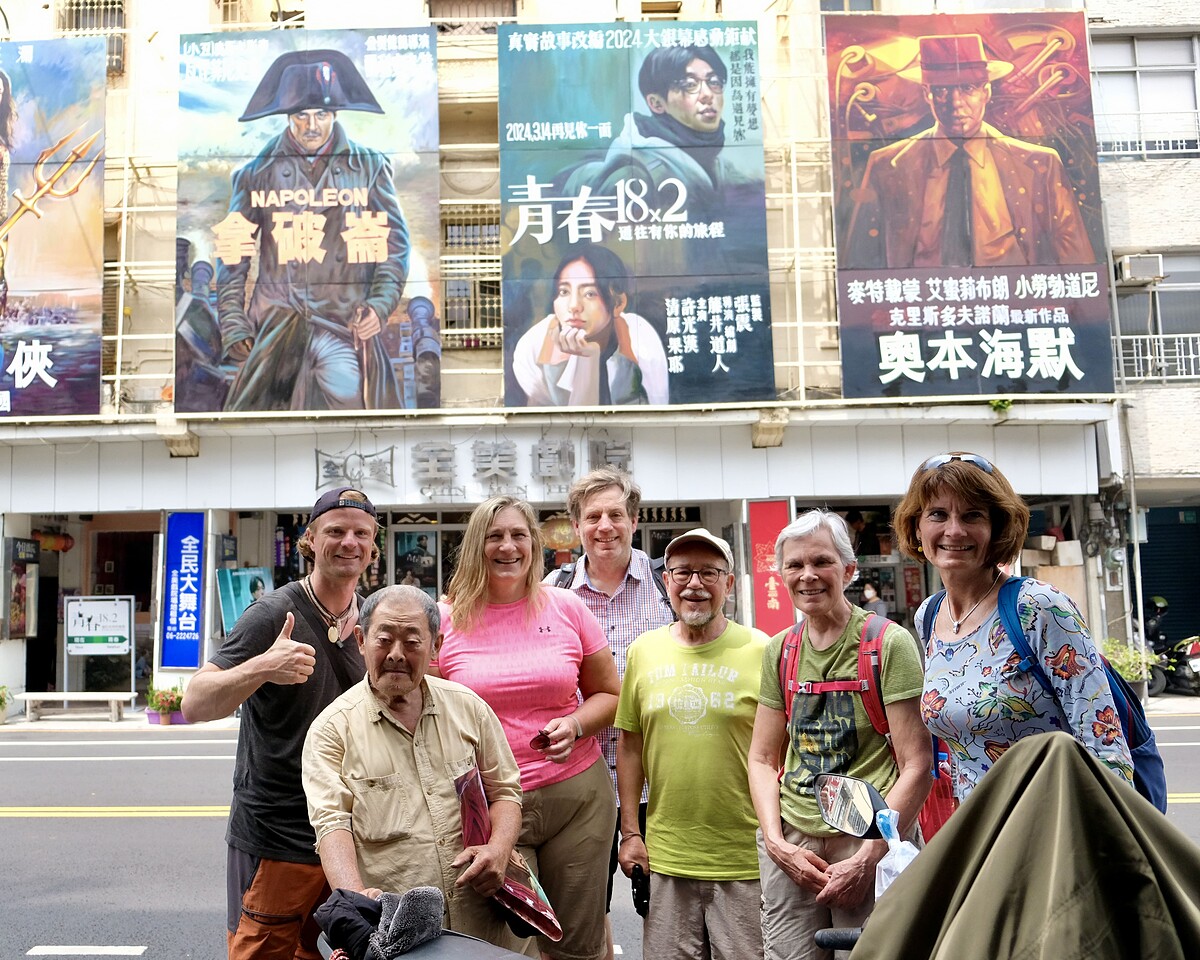 許多外國遊客也特地到全美戲院一睹手繪看板的魅力並與顏師傅合照（陳奕君攝、台北電影節提供）