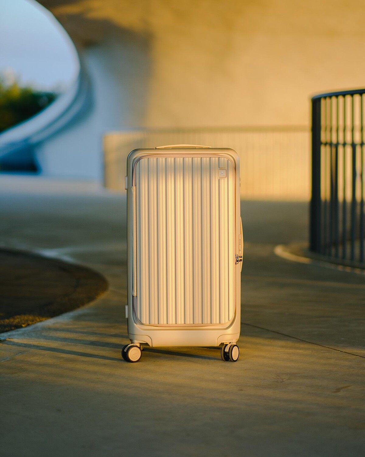 CROWN 行李箱，價格店洽。