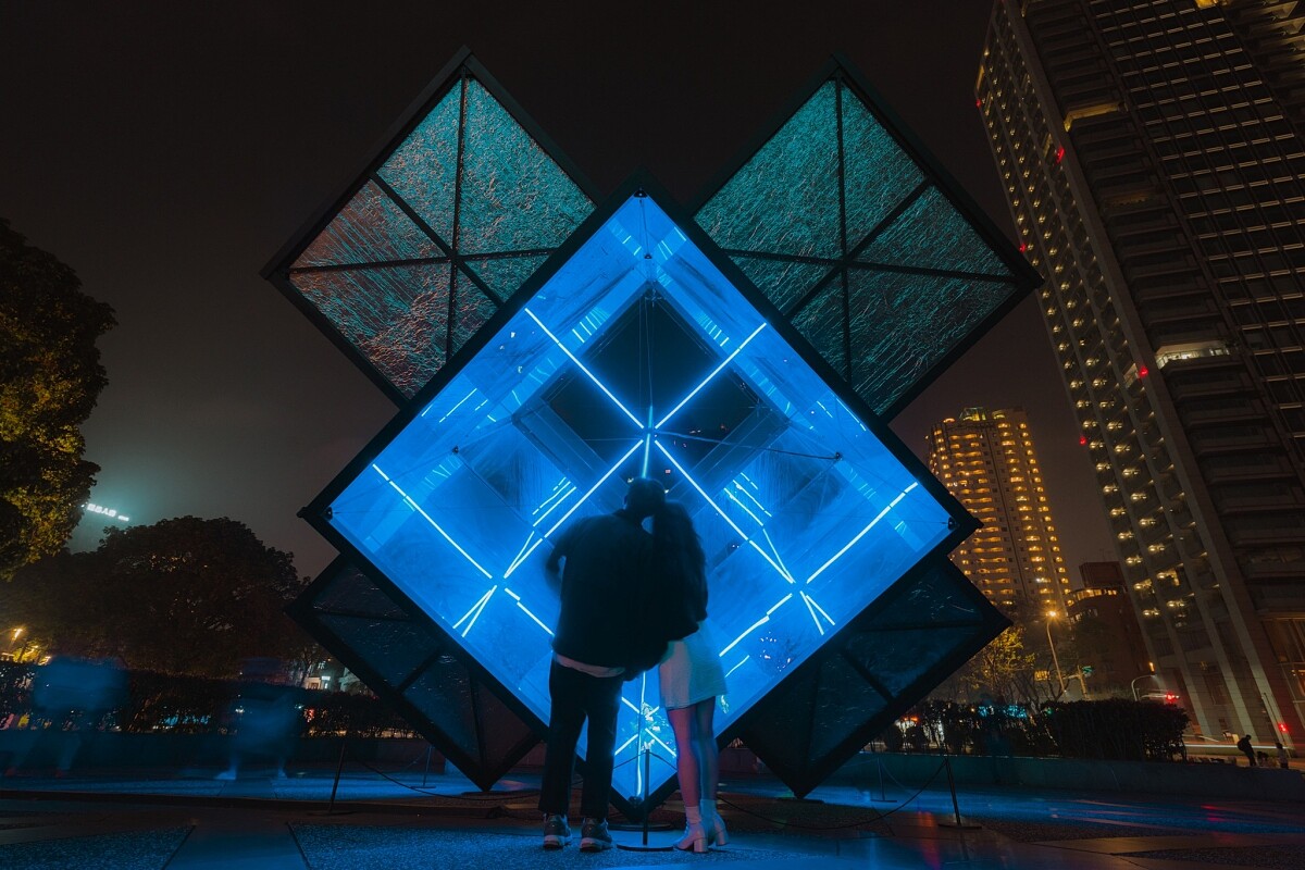 此次展覽以《目光之外 Shadow Is The Light》為題。