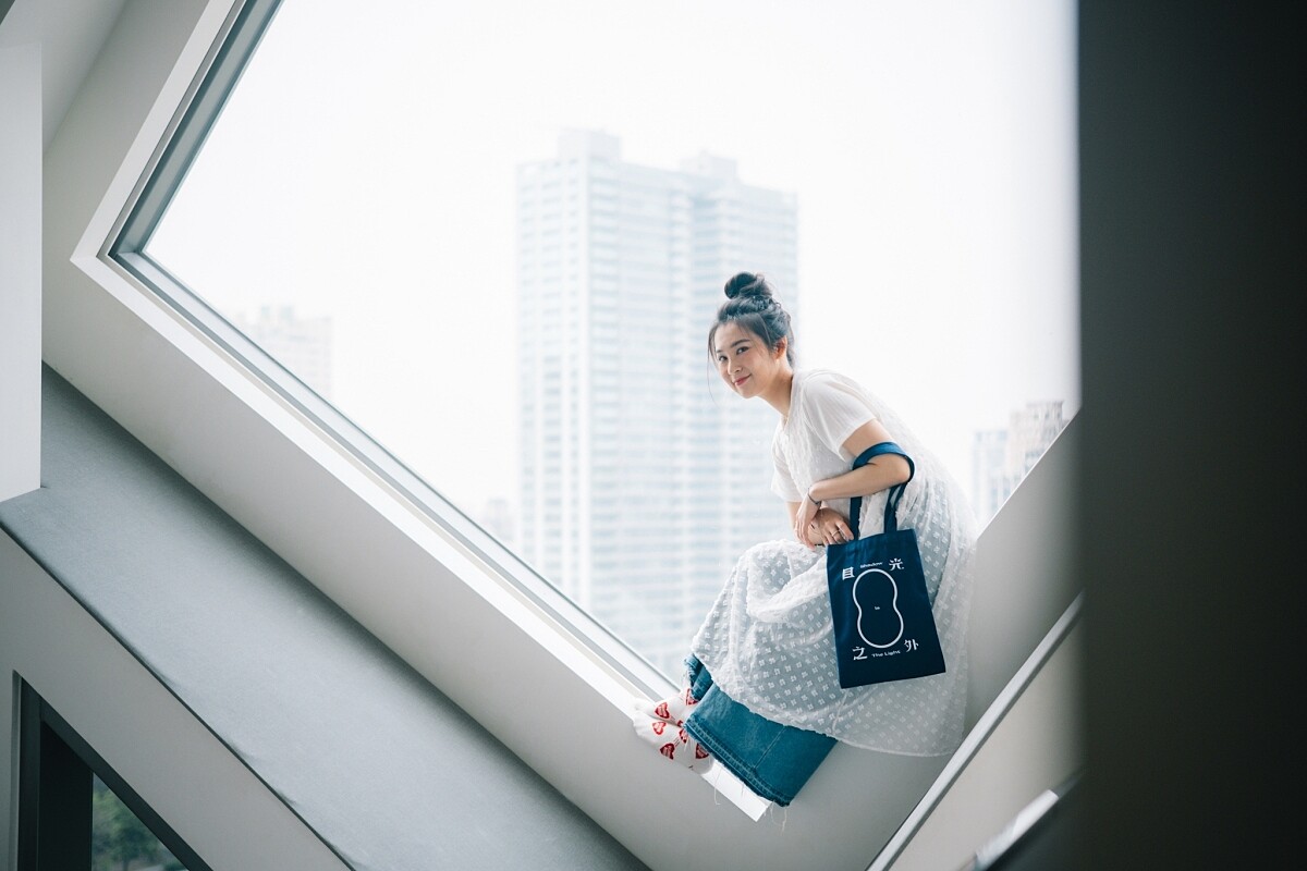 「迷光影，城市遊程」行程將從抵達旅店、服務人員將隨即附上「光影藝術節限定的帆布包」展開。