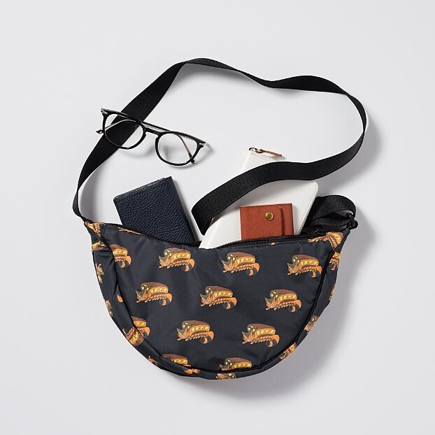 吉卜力工作室 弧形迷你肩背包，NT$390。