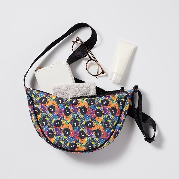 吉卜力工作室 弧形迷你肩背包，NT$390。