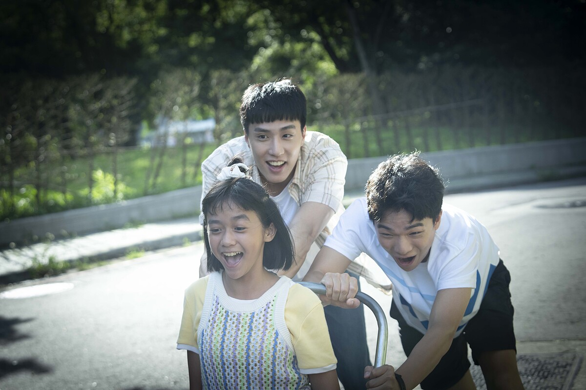 《省省吧!我家富貴發》余晉(中後)在劇中超級寵妹,也非常照顧弟弟,堪稱為「國民哥哥」。