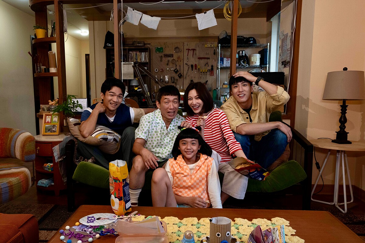 《省省吧!我家富貴發》余晉(右後起)、曾莞婷、郭子乾、胡智強和陳昭妃(前排中)飾演可愛的劉家五口。