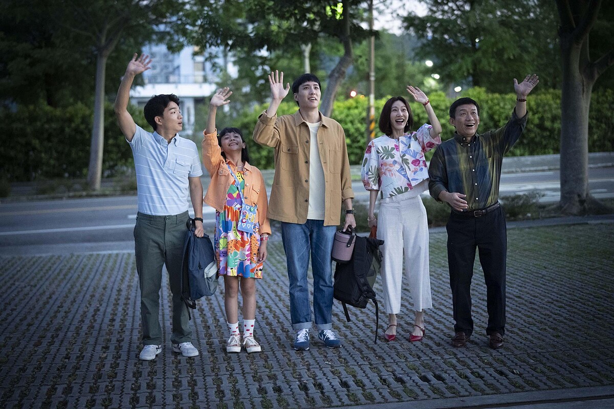 《省省吧!我家富貴發》胡智強(左起)和郭子乾(右起)、曾莞婷、余晉、陳昭妃飾演「省錢家族」。