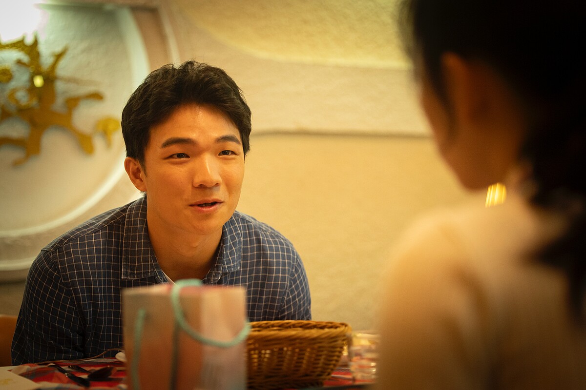 《省省吧!我家富貴發》胡智強飾演的二哥,和女生約會也只能讓對方吃牛排,自己吃沙拉。