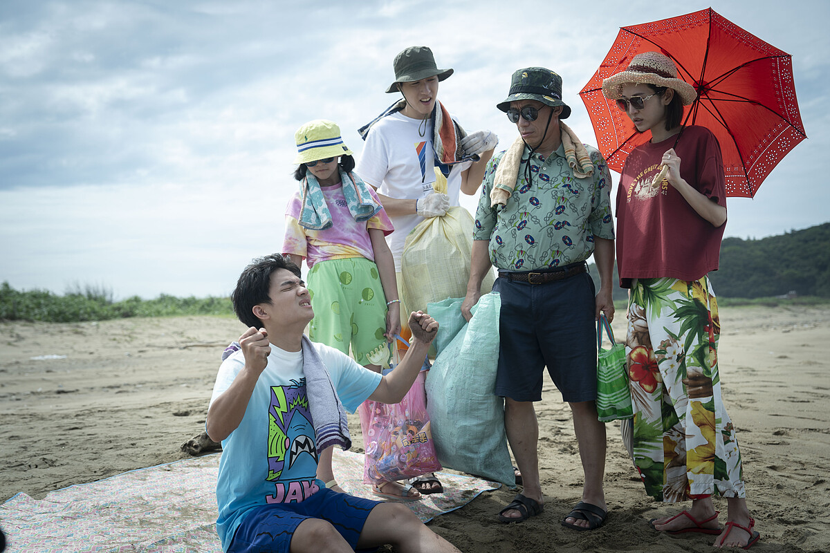 《省省吧!我家富貴發》媽媽曾莞婷(右起)、爸爸郭子乾、大哥余晉、小女兒「大發」陳昭妃和二哥胡智強一起淨灘尋找回收物。