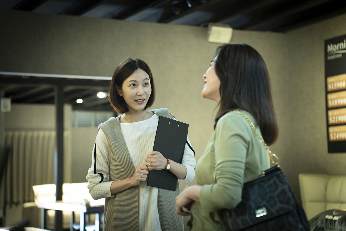 《省省吧!我家富貴發》曾莞婷劇中精打細算,連客戶都被說服。