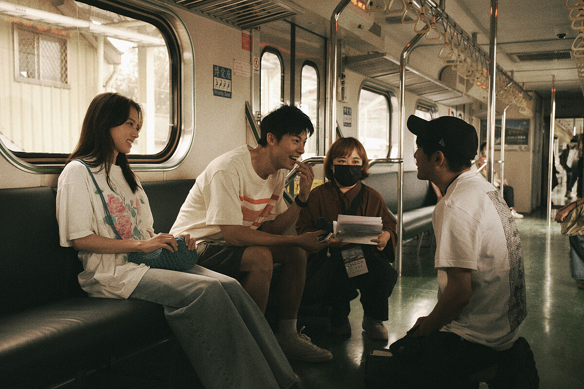 《青春18x2 通往有你的旅程》製作團隊為年代區別費盡心思。(左起)清原果耶、許光漢、導演 藤井道人。