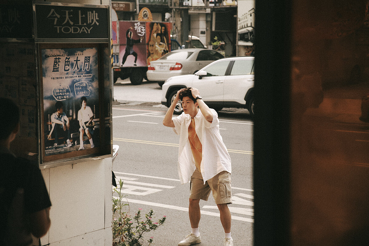 《青春18x2 通往有你的旅程》電影中許光漢為了第一次約會不只告白台詞做足準備，髮型也是有備而來。