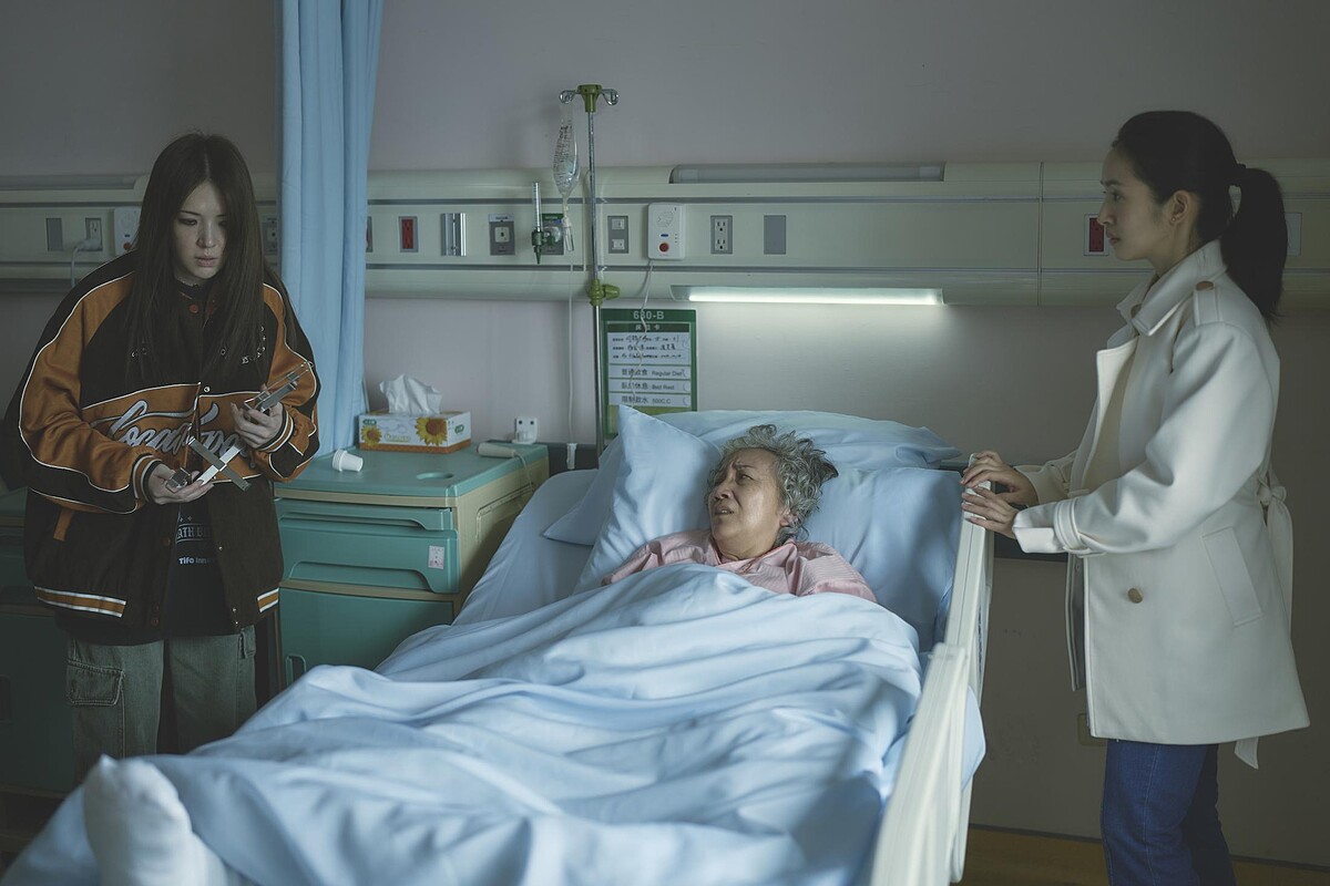 林依晨與許瑋甯在《不夠善良的我們》中討陸弈靜歡心。劇中許瑋甯煲魚湯給陸弈靜喝，「媽當場說：『好腥喔！什麼味道！』直來直往的個性跟台詞，都讓賀軍翔印象深刻。