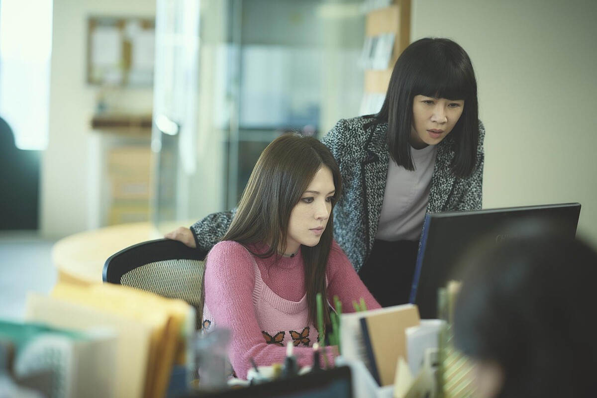 許瑋甯在《不夠善良的我們》中的煙燻妝，遭長官謝盈萱斥責「有毛病」。