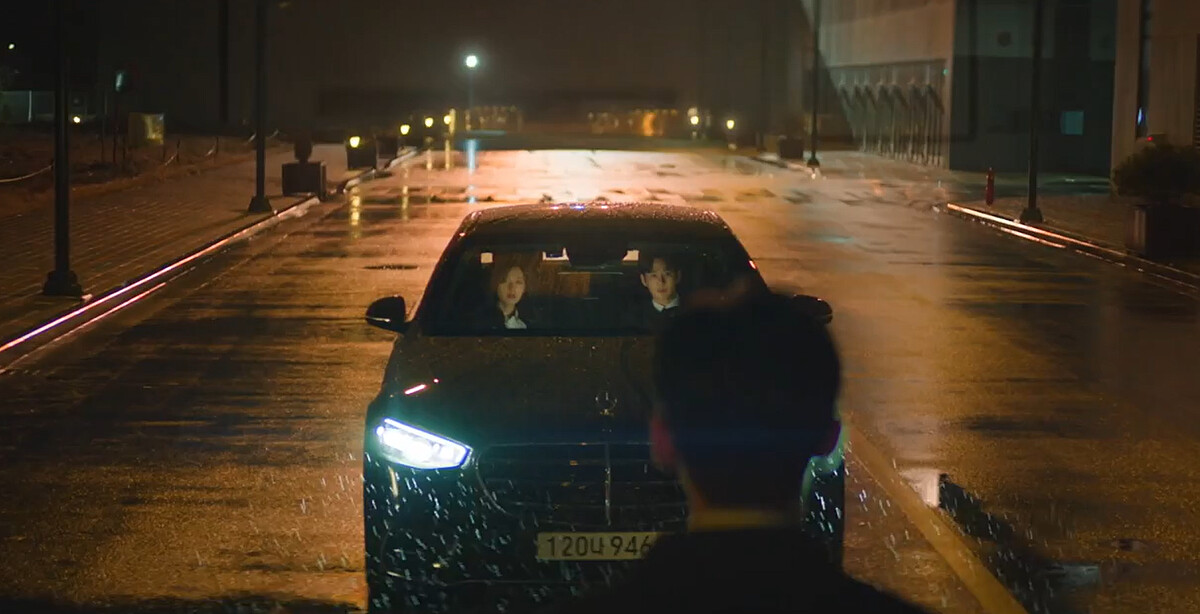 洪海仁(車內)看著身邊的是白賢祐，那車外的人是誰？