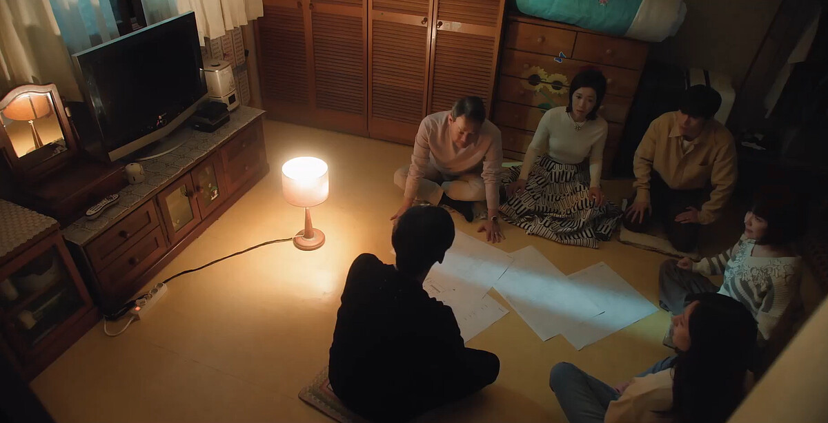 白賢祐和洪家人研究豪宅平面圖找避難室的位置