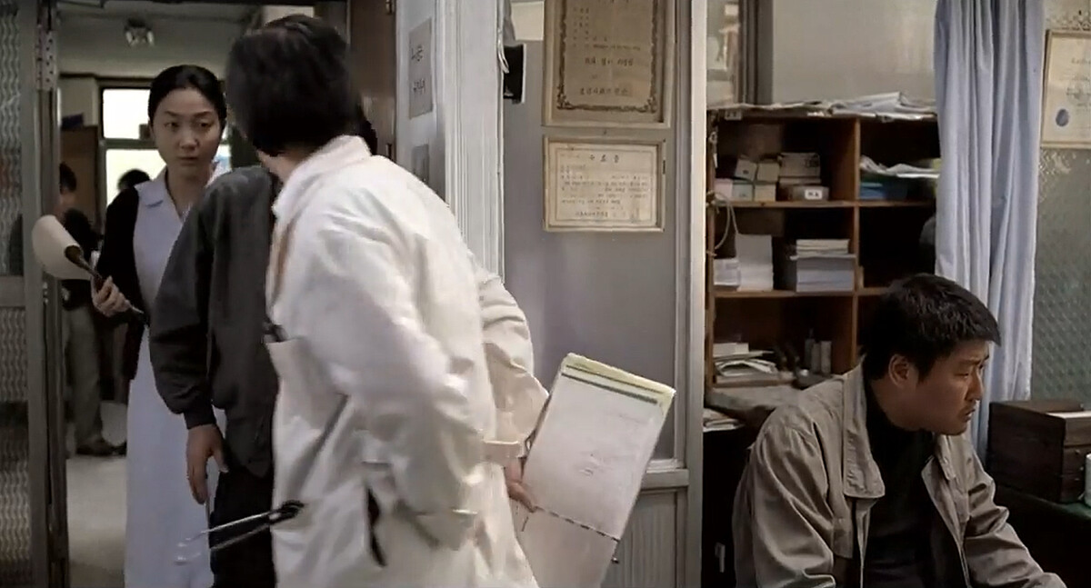 在《殺人回憶》金姝怜飾演護士(左後)