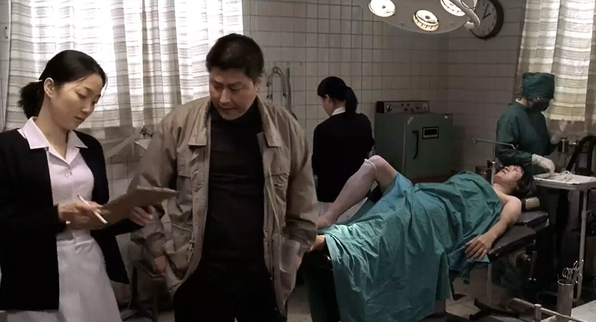 金姝怜(左一)在劇裡要影帝宋康昊(中)簽切結書，有股&rdquo;老娘說得算&rdquo;的氣勢