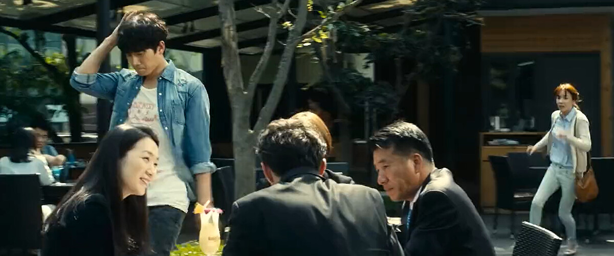 劇中池晟(左上)找金姝怜理論，金姝怜假忙客戶不理他