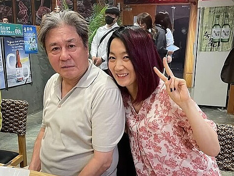 金姝怜演出影帝崔岷植(左)的網劇《地下菁英》，二度入圍青龍獎電視部門最佳女配角