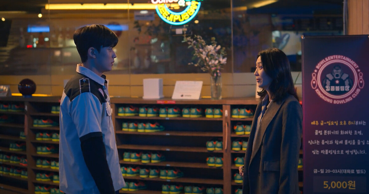 金姝怜(右)憑著警察第六感，盯上男主角朴所羅門(左)