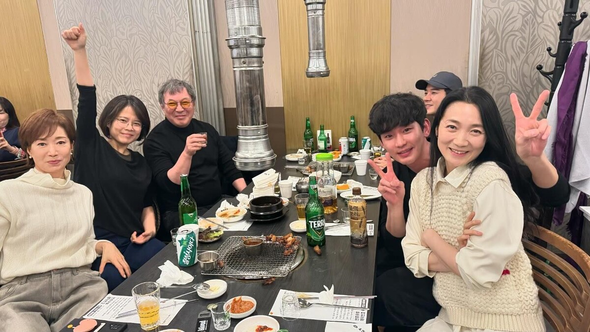 金姝怜(右一)在IG上OP出和演員們的聚餐照，一反勢力女的螢幕形象