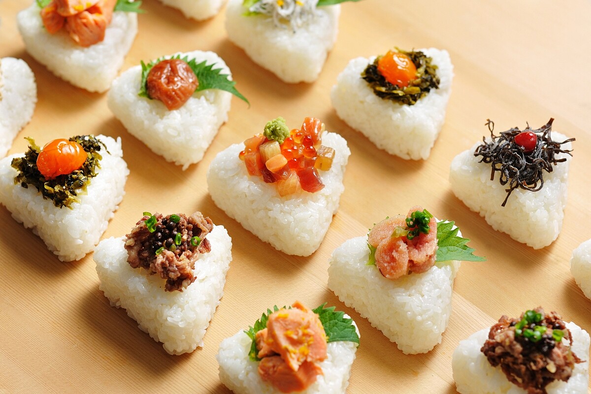 早餐供應精緻的「日式飯團」有10種不同配料。