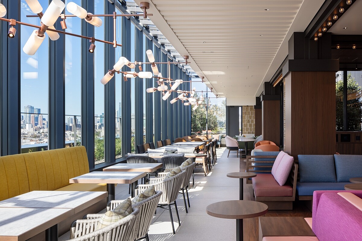 「OMO Caf&eacute; & Bar」擁有寬敞的玻璃窗，可以欣賞到花園的美麗景致。