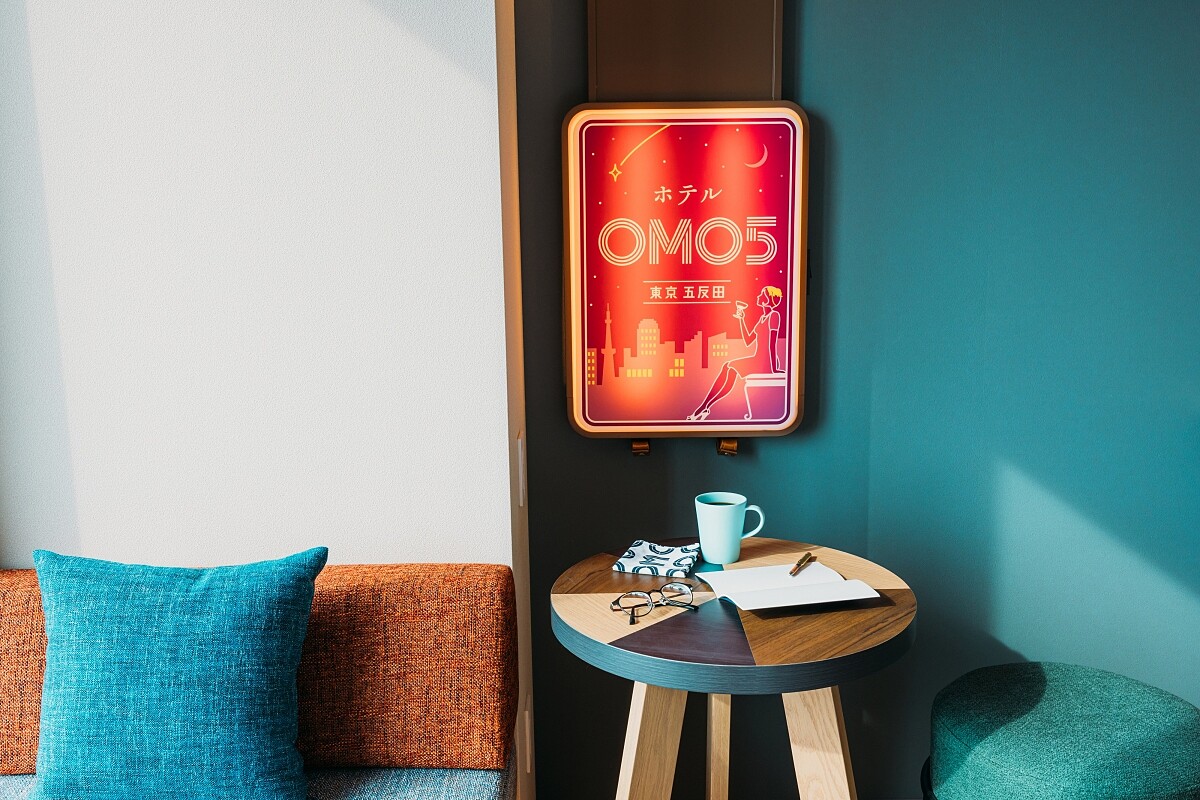 模仿餐廳霓虹燈指示牌製成燈具。