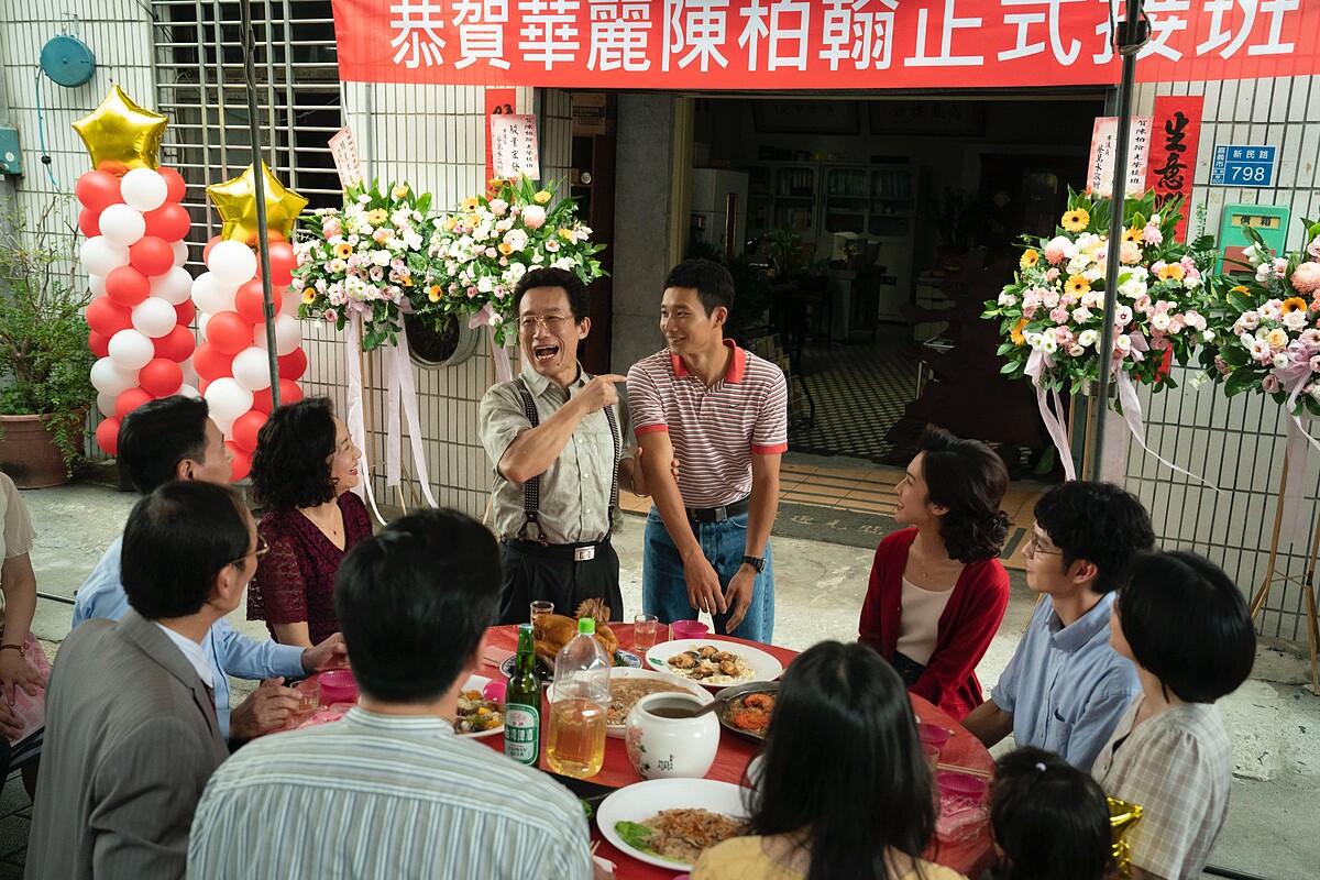 黃冠智(右)在劇中正式接下車行。(圖／華視、LINE TV提供)