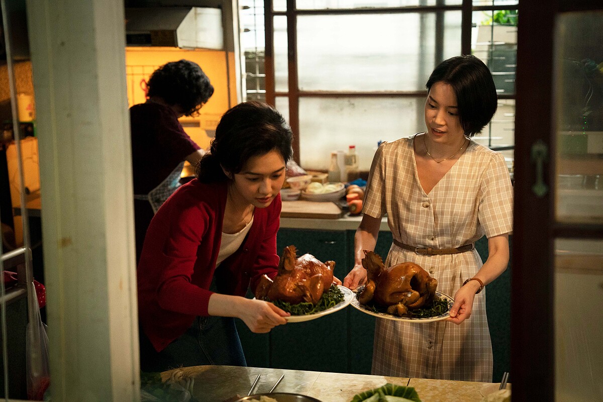 何思靜(右)高波浪頭髮造型其實內藏小彩蛋。(圖／華視、LINE TV提供)