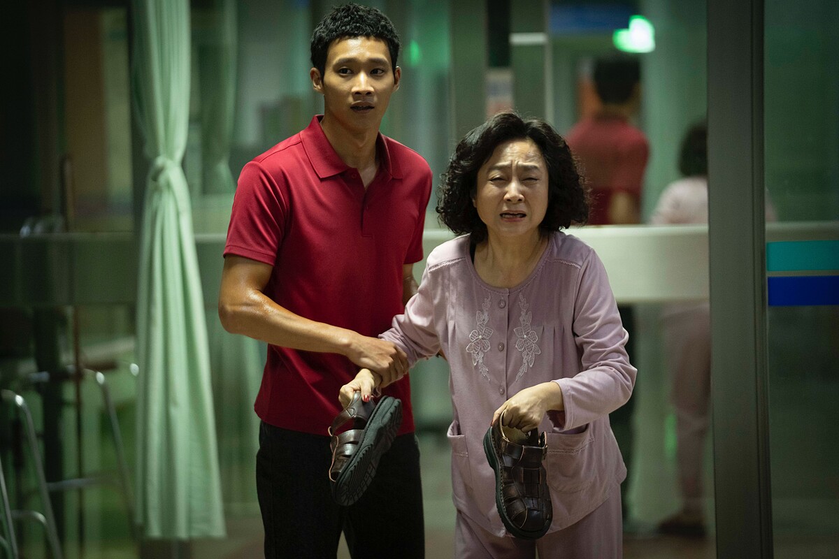 黃冠智(右)與楊麗音(左)緊急將郭子乾送往醫院。(圖／華視、LINE TV提供)