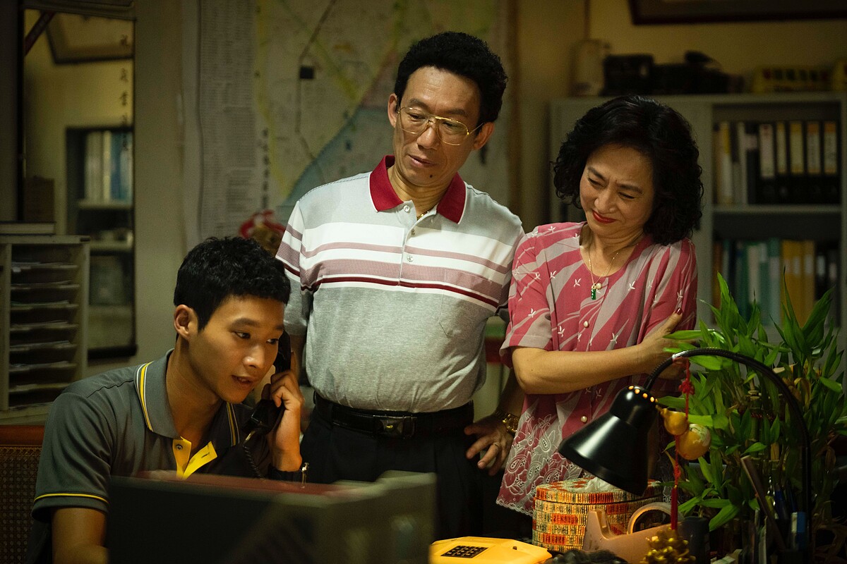 郭子乾(中)與楊麗音(右)欣慰的看著接班人黃冠智(左)處理車行業務。(圖／華視、LINE TV提供) (1)