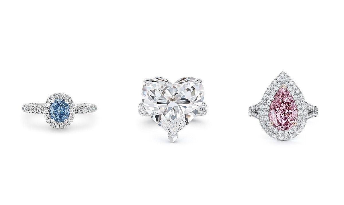 Aura 高級珠寶枕形切割藍鑽戒指,主鑽為0.62克拉艷彩藍鑽;DB Classic 高級珠寶心形切割鑽石密釘鑲鑽戒指,主鑽18.03克拉;Aura Double Halo 高級珠寶梨形切割粉紅鑽戒指,主鑽為2.13克拉濃彩帶紫色的粉紅鑽。