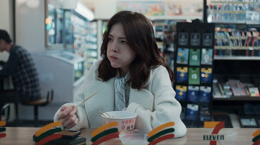 一個人吃飯卻被單身歧視的Rebacca。