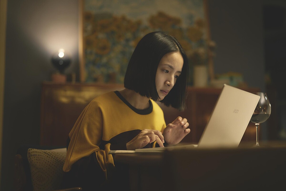 《不夠善良的我們》林依晨飾演的簡慶芬對日復一日的生活厭倦，開始在社群上關注情敵。