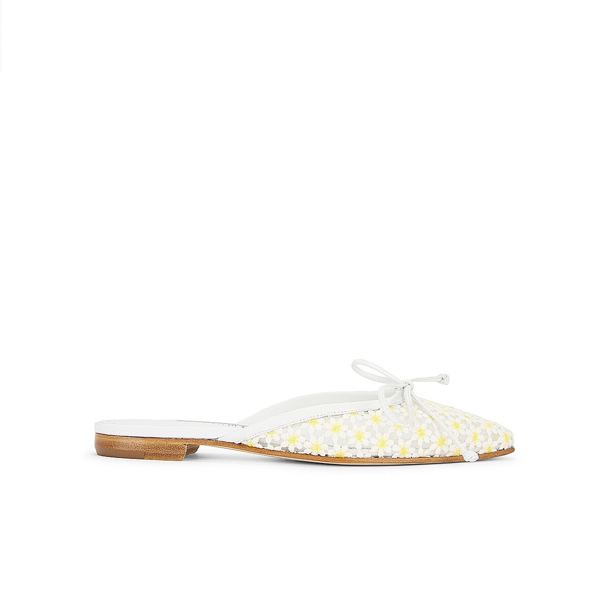 Manolo Blahnik 蕾絲雛菊平底穆勒鞋，NT31,800。