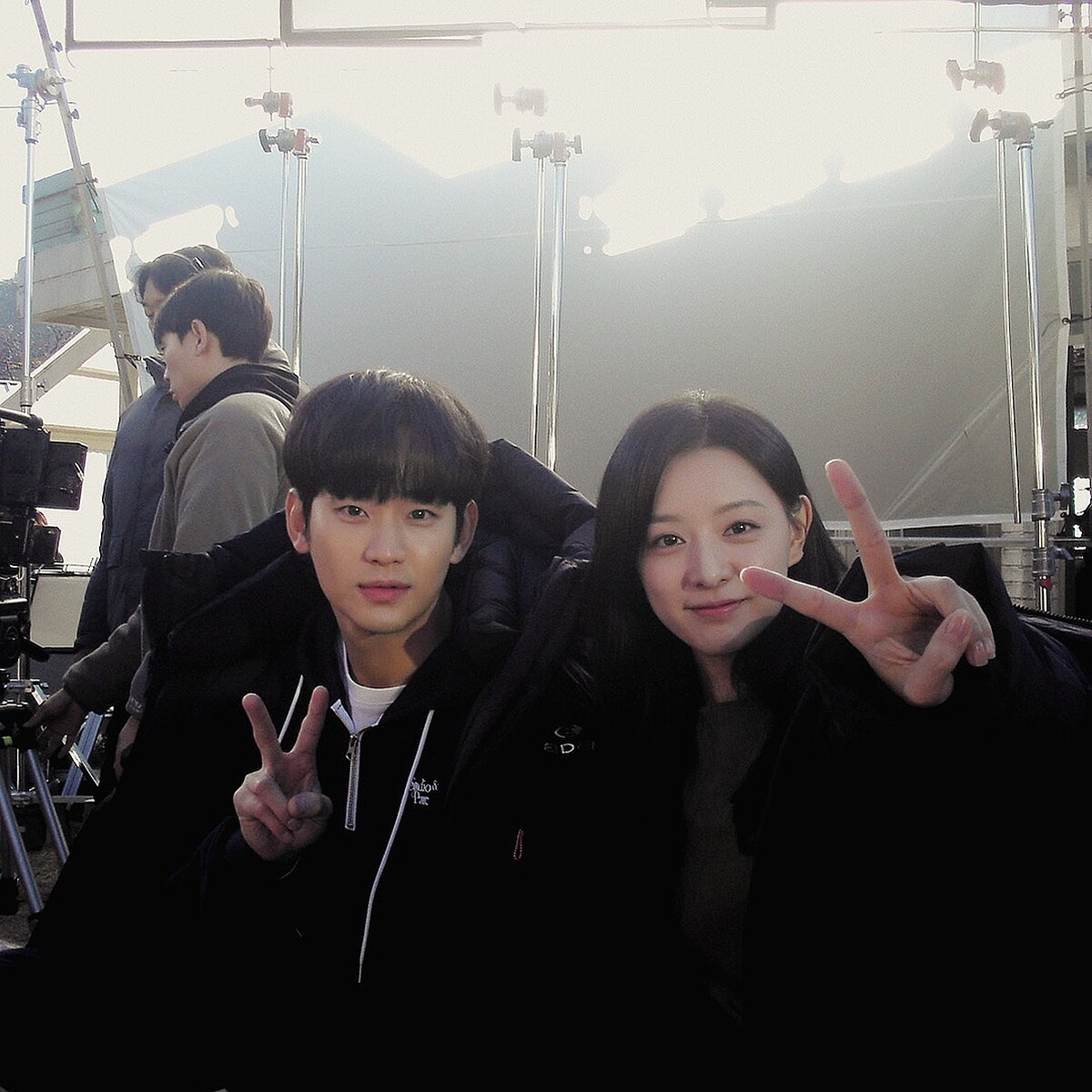 金秀賢在IG上PO出小舅子郭東延幫拍的&rdquo;洪白CP&rdquo;照