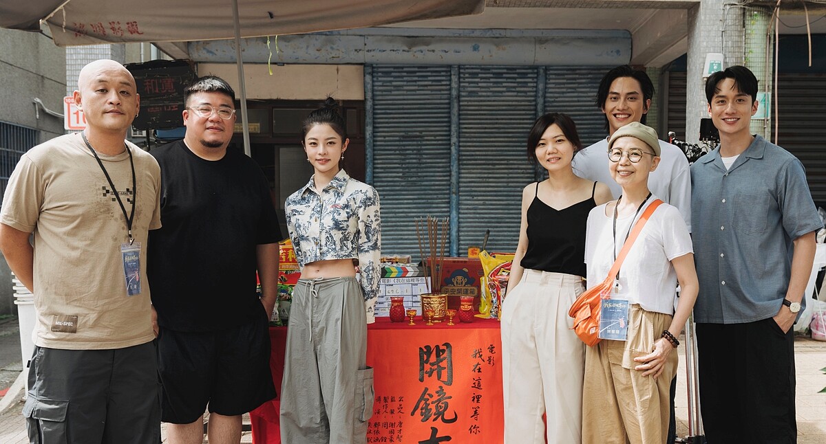 已故導演陳慧翎（前排右）擔任《我在這裡等你》電影顧問，2022年率領導劉俊謙(後排右起)、范少勳、導演鄧依涵、詹子萱、監製謝國豪、製作人周銓出席開鏡儀式