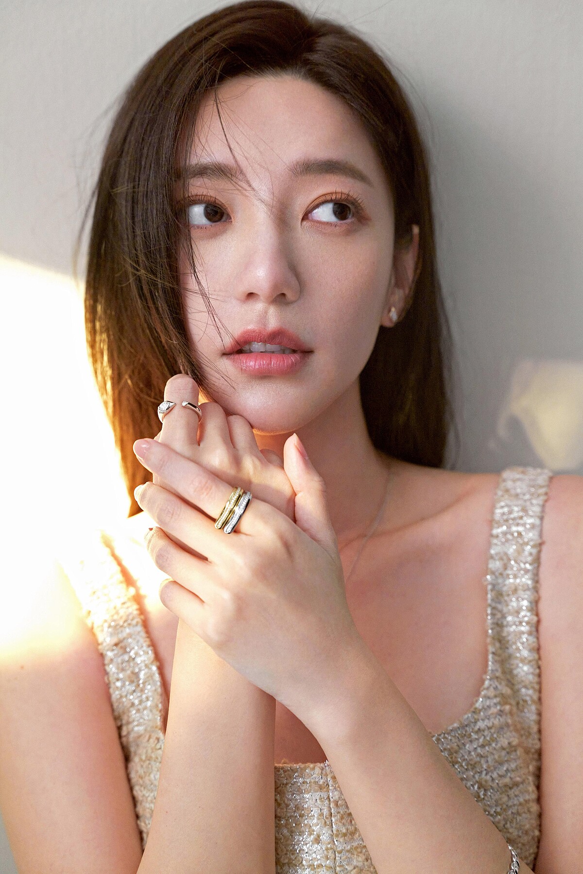 郭雪芙配戴：LU Droplet 玫瑰金鑽石耳環 主鑽約0.50ct、(右手)LU Droplet Open 白K金鑽石戒指 主鑽約0.50ct、(左手)LU 白K金戒指、LU黃K金鑽石戒指。