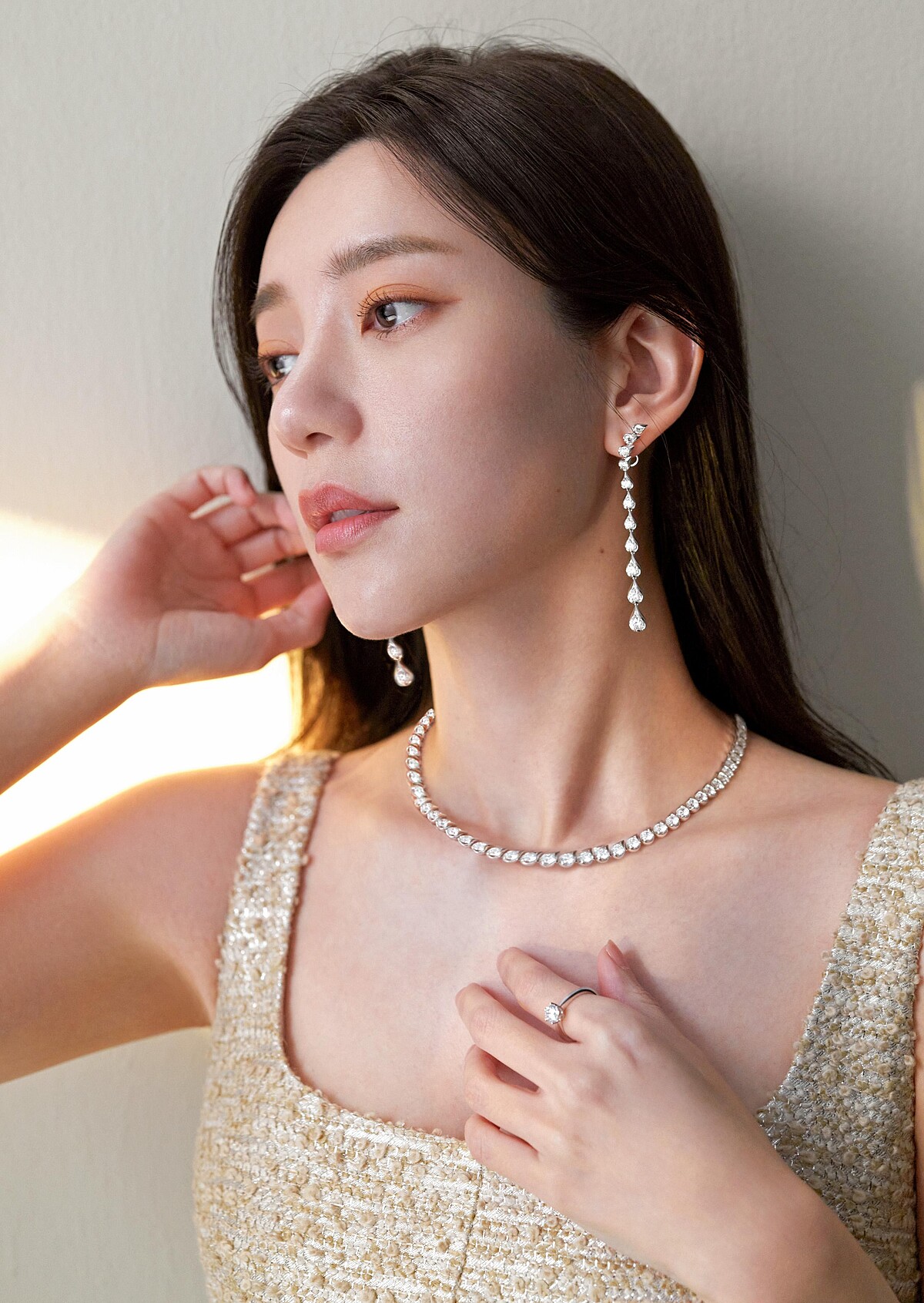 郭雪芙配戴：LU Droplet 白K金鑽石項鍊 鑽石總重約17.00ct、LU Droplet 白K金鑽石耳環 鑽石總重約6.50ct、SPARKLE 鉑金鑽石戒指 主鑽約1.00ct。