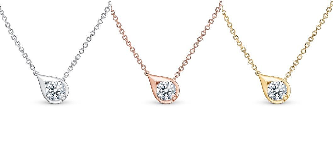 LU Droplet 白K金鑽石項鍊 主鑽約0.50ct、LU Droplet 玫瑰金鑽石項鍊 主鑽約0.50ct、LU Droplet 黃K金鑽石項鍊 主鑽約0.50ct。