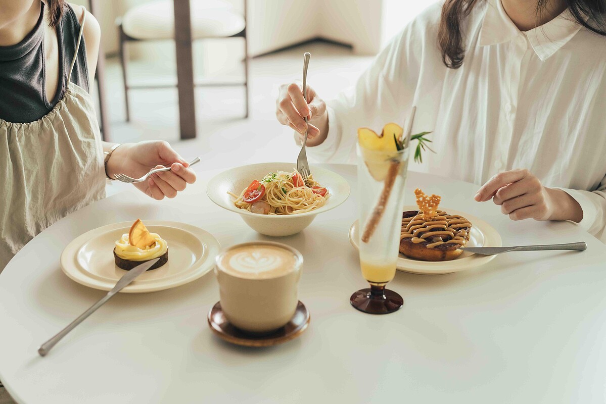以暖色系精緻餐食，​​結合音樂與精緻的美食相互交融打造全感官饗宴；餐點為自熬蘋果迷迭香泡泡、經典拿鐵、伯爵茶香檸檬塔、番茄鮮蝦天使冷麵、經典焦糖肉桂捲。圖片來源：留白計畫 blank plan。