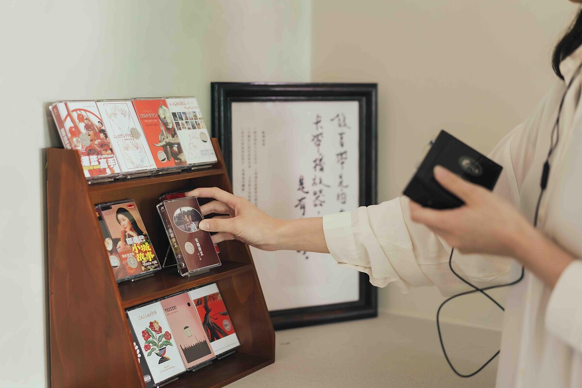 空間規劃卡帶陳列區，消費者內用體驗可挑選欲聆聽的卡帶。圖片來源：留白計畫 blank plan。